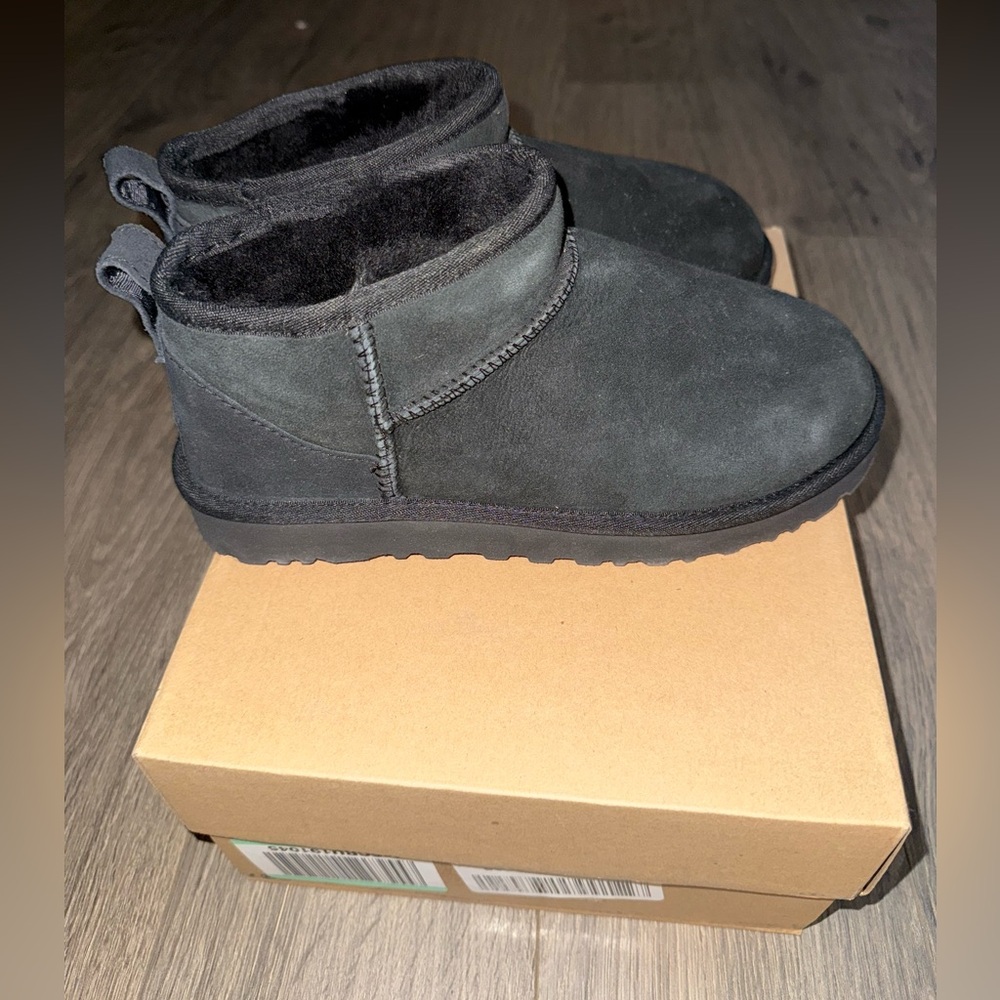 UGG Classic Ultra Mini NWT black size 8 - Picture 7 of 11